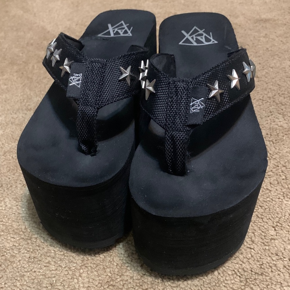 Sanuk black yoga sling flip flops & YRU platforms